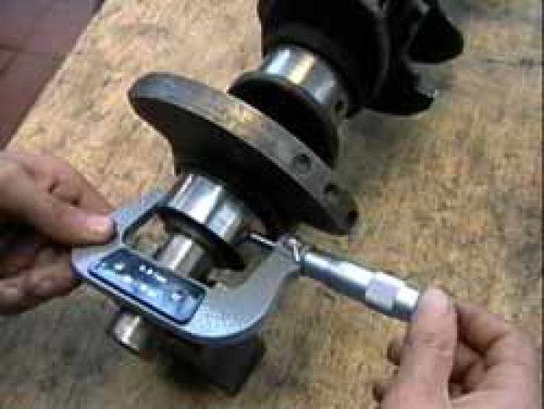 Mesure du diam&egrave;tre du tourillon d'un vilebrequin