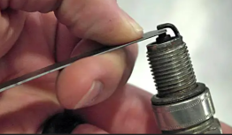 Contr&ocirc;le de l'&eacute;cartement des &eacute;lectrodes d'une bougie